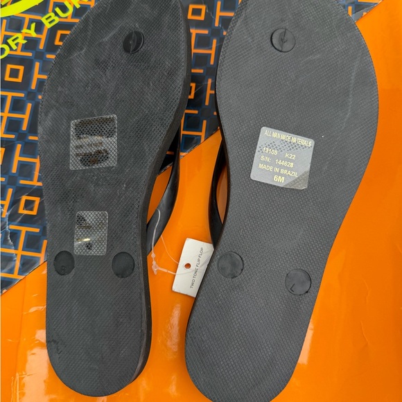 Floor sample Tory Burch Black Logo Flip Flops - Picture 3 of 10